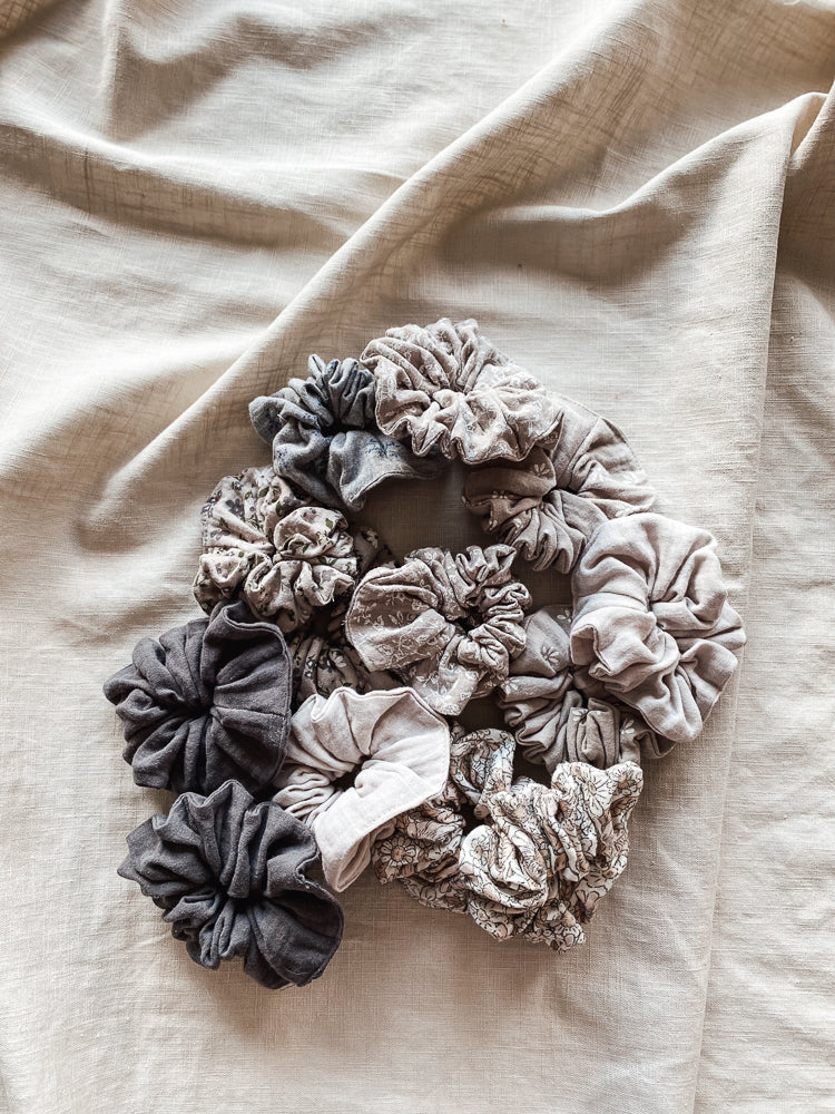 Wide muslin scrunchie / floral - light grey