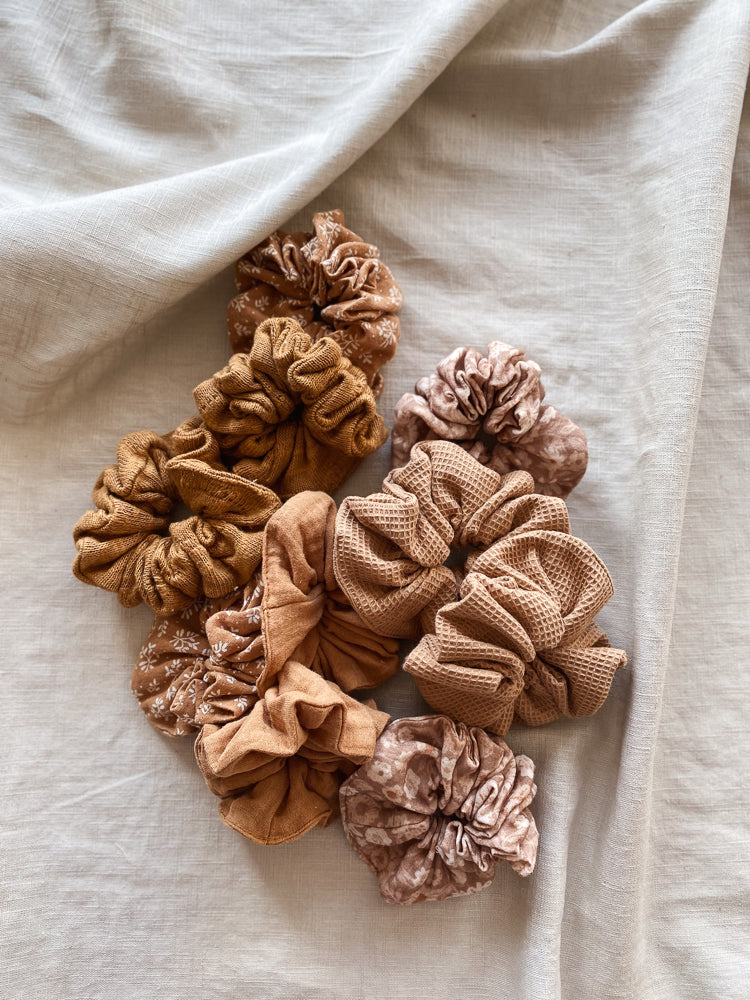 Wide muslin scrunchie / caramel flowers