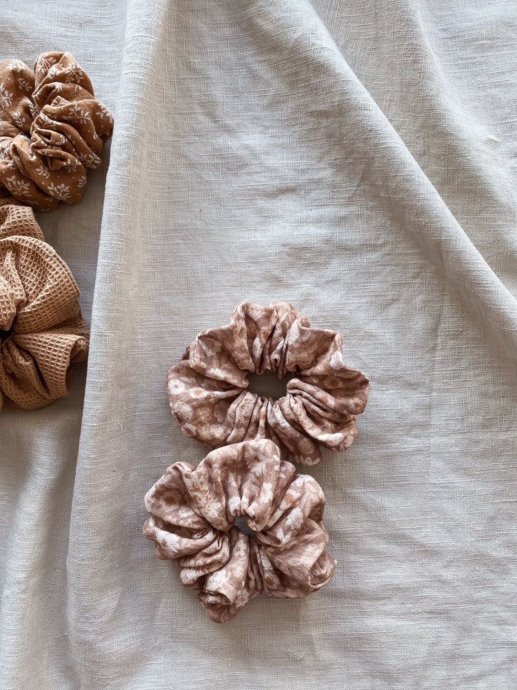 Širok scrunchie iz muslina / caramel flowers