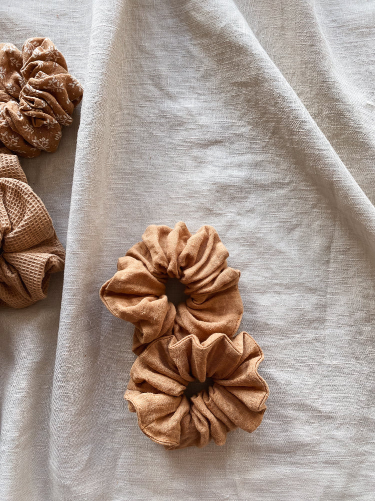 Wide muslin scrunchie / caramel