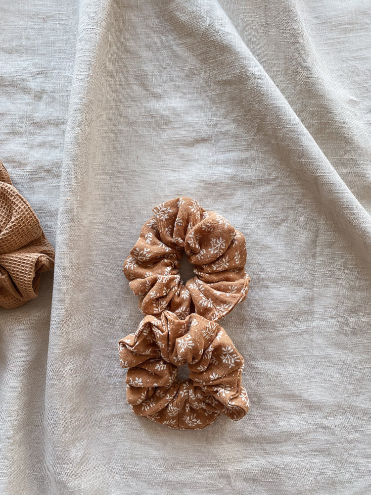 Wide muslin scrunchie / branches - caramel