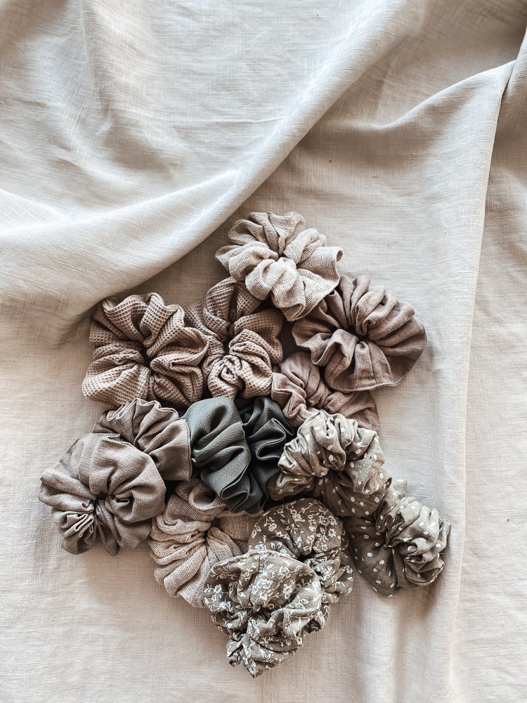 Load image into Gallery viewer, Wide linen scrunchie / stone
