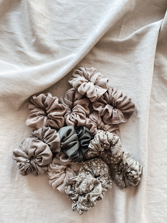 Load image into Gallery viewer, Wide msulin scrunchie / stone
