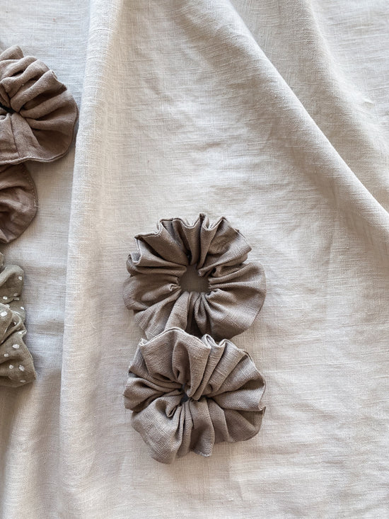 Load image into Gallery viewer, Wide linen scrunchie / stone
