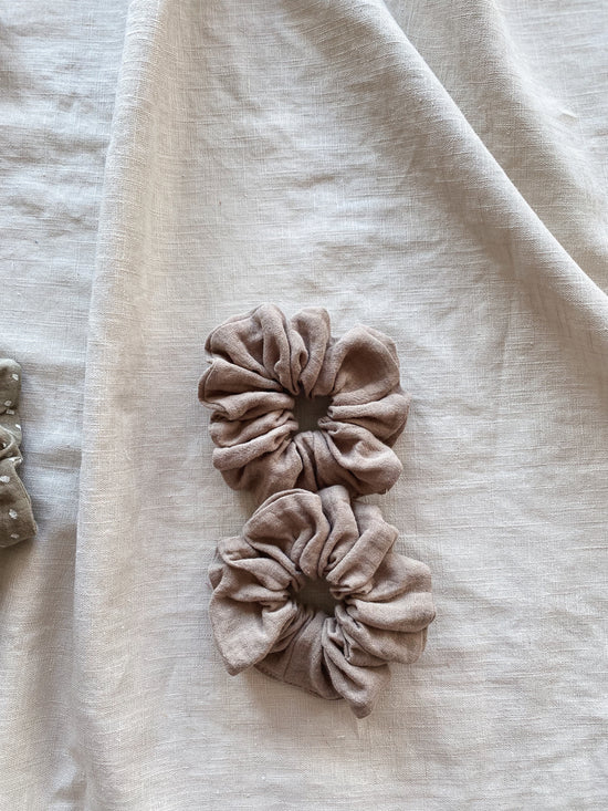 Load image into Gallery viewer, Wide msulin scrunchie / stone
