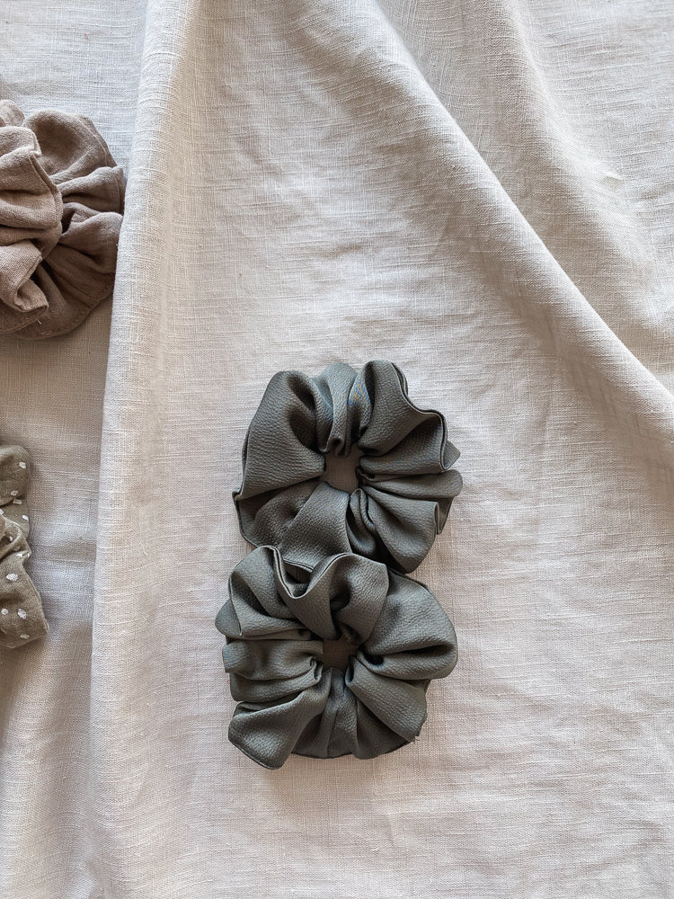 Wide satin scrunchie / olive