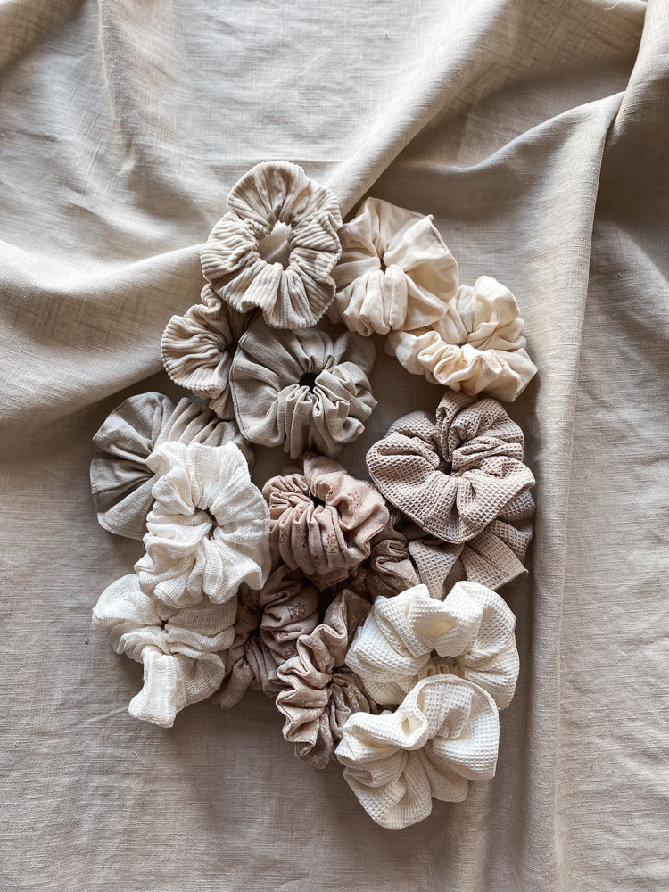 Wide muslin scrunchie / ecru