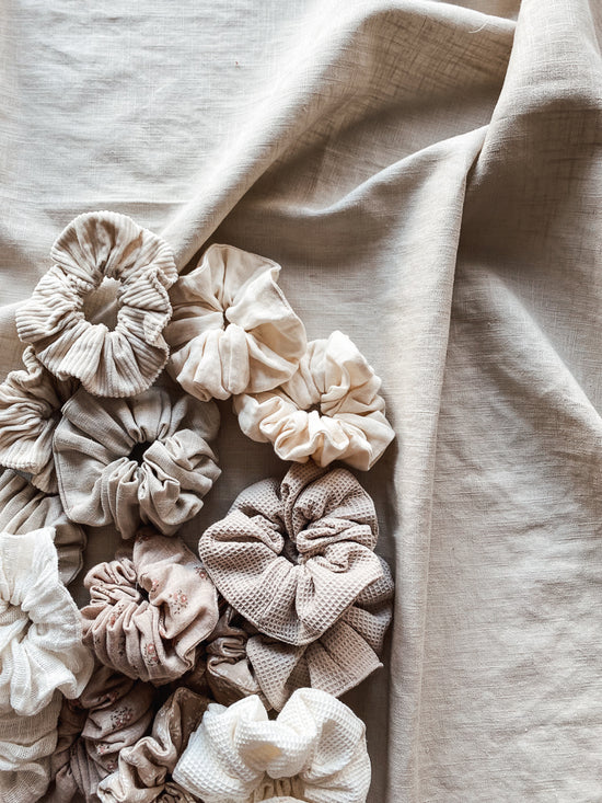 Wide muslin scrunchie / vintage flowers - beige