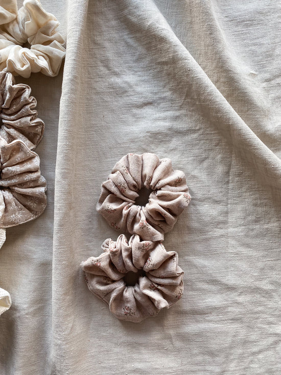 Wide muslin scrunchie / vintage flowers - beige