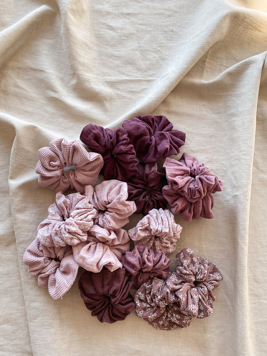 Load image into Gallery viewer, Wide muslin scrunchie / eggplant
