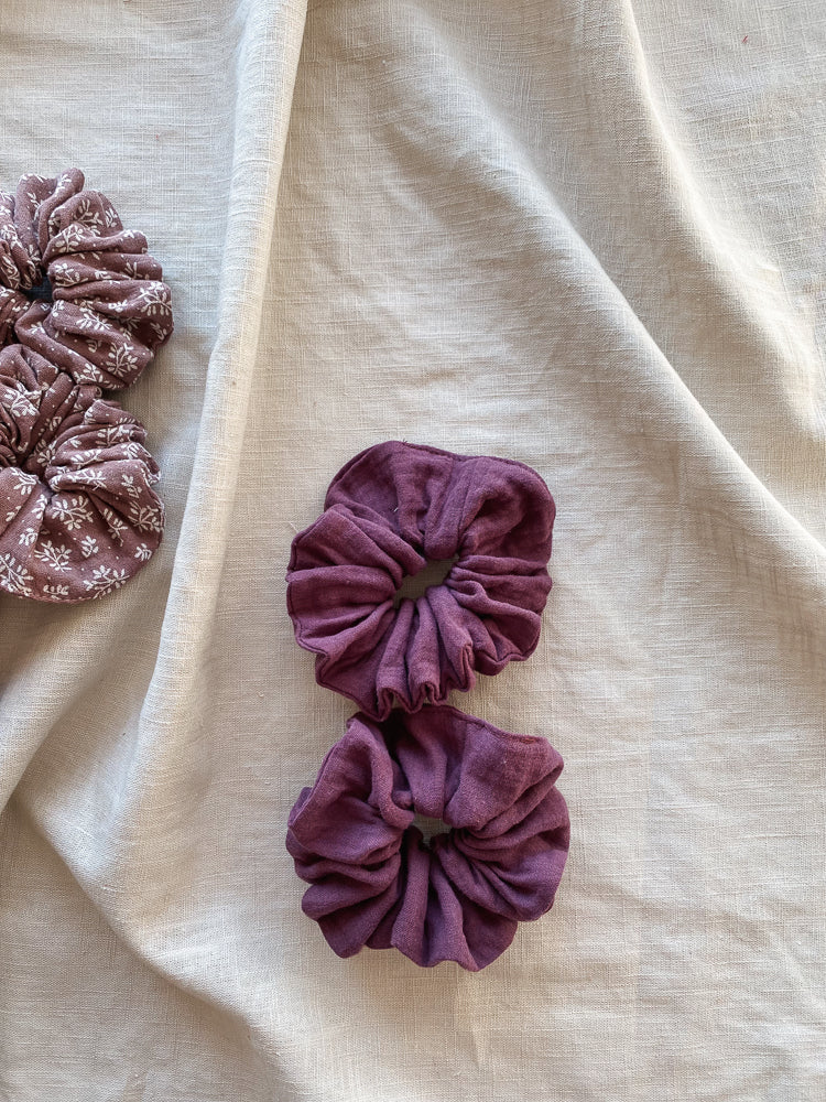 Load image into Gallery viewer, Wide muslin scrunchie / eggplant

