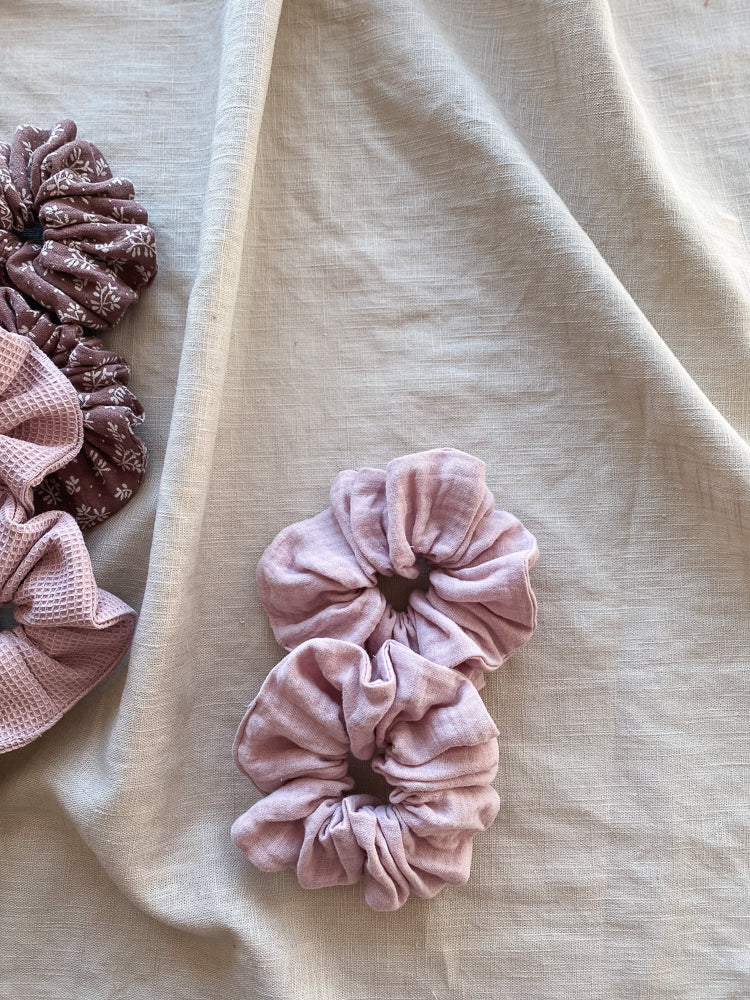 Load image into Gallery viewer, Wide muslin scrunchie / lilac
