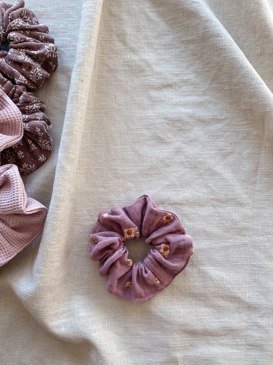 Wide muslin scrunchie / embroidered - lilac