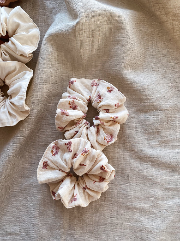 Wide muslin scrunchie / floral vanilla