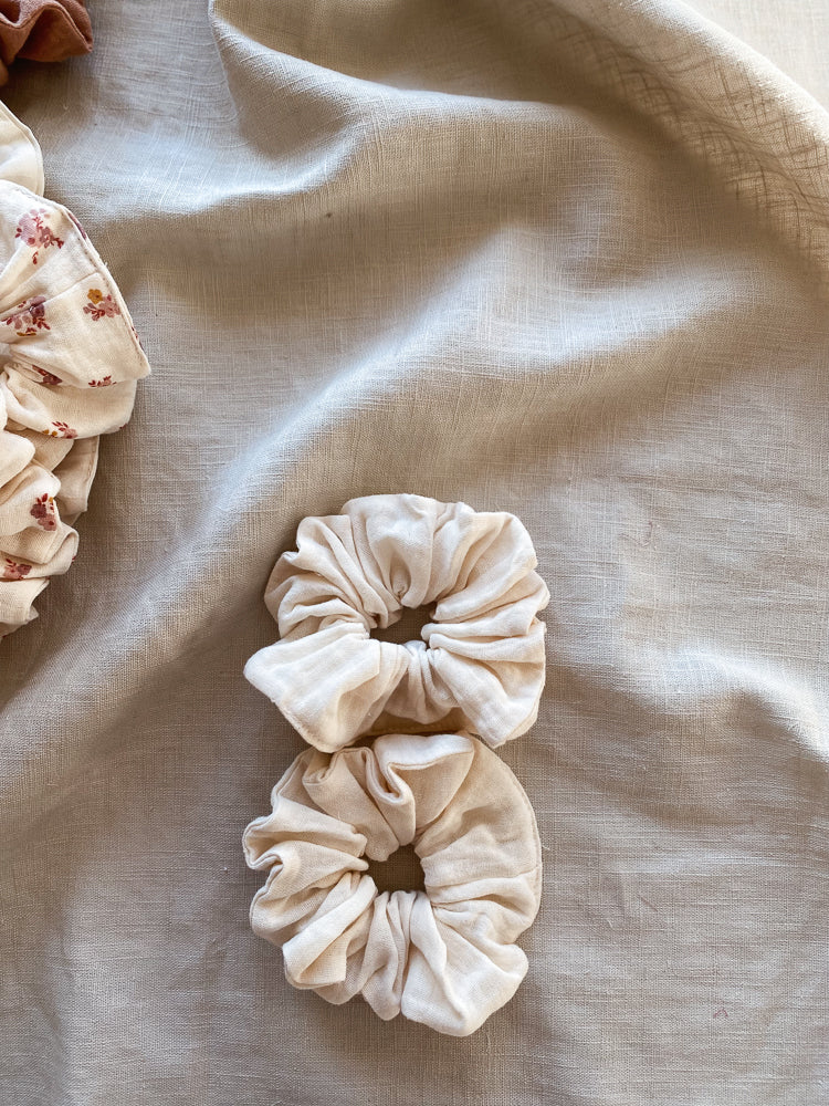 Wide muslin scrunchie /  ecru