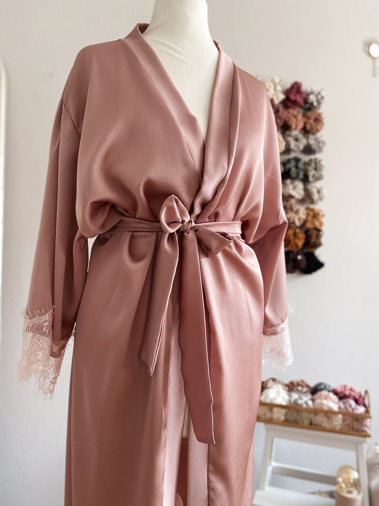 
                      
                        Satin + lace robe / rose
                      
                    
