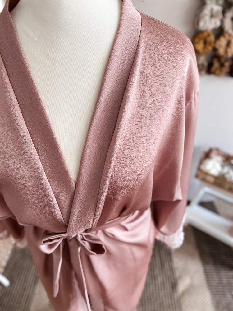 
                      
                        Satin + lace robe / rose
                      
                    