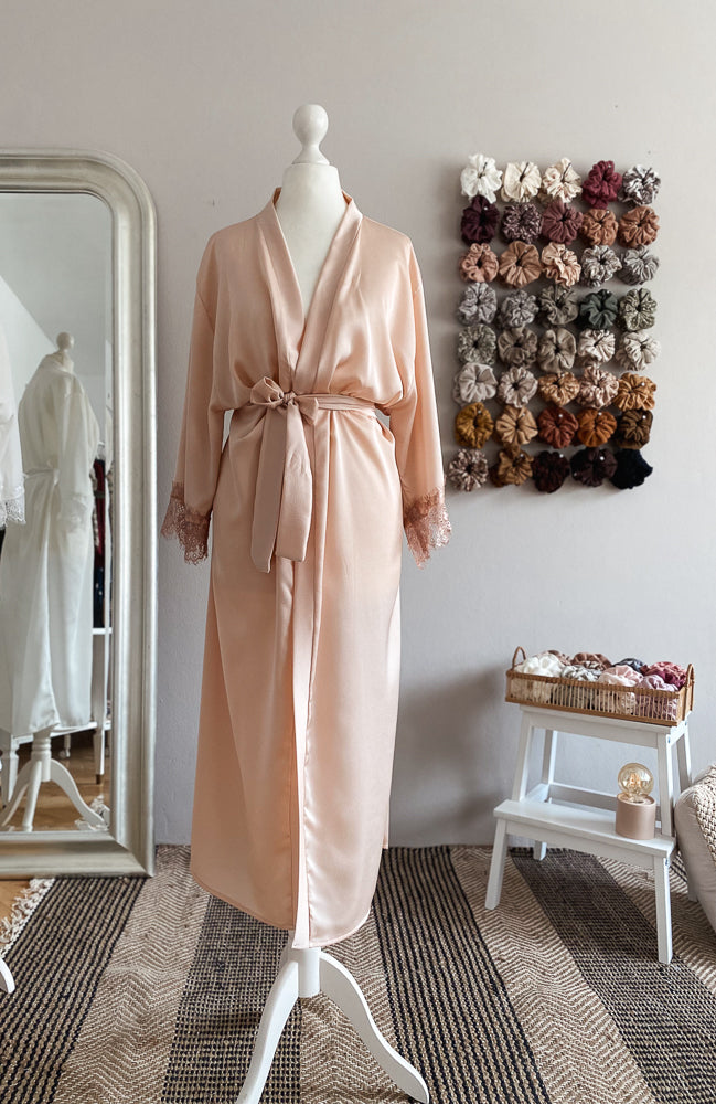 Satin + lace robe / powder