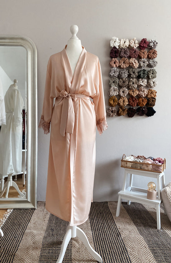 Load image into Gallery viewer, Satin + lace robe / powder
