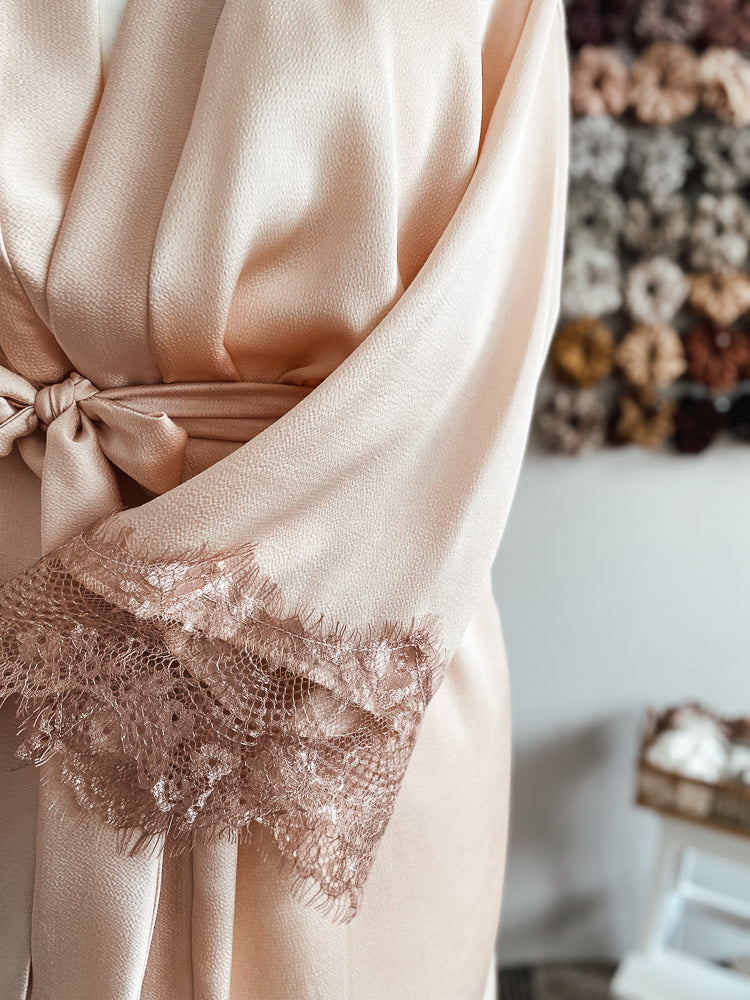 Satin + lace robe / powder