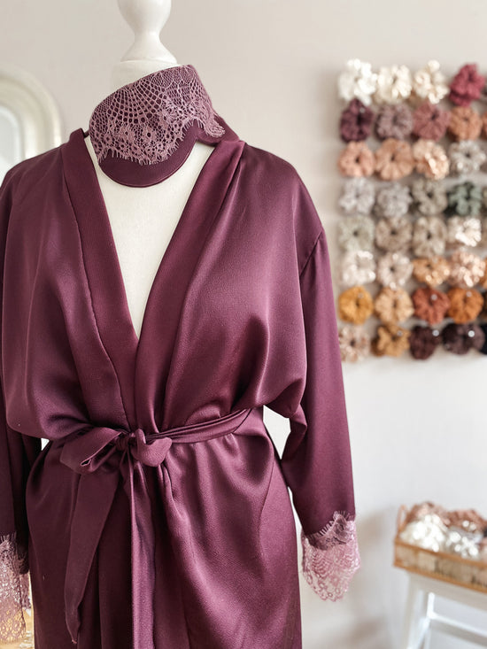 Load image into Gallery viewer, Satin + lace robe / eggplant
