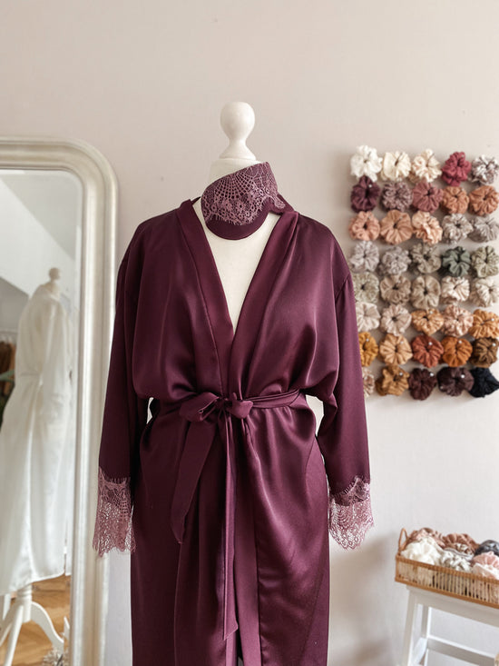 Load image into Gallery viewer, Satin + lace robe / eggplant
