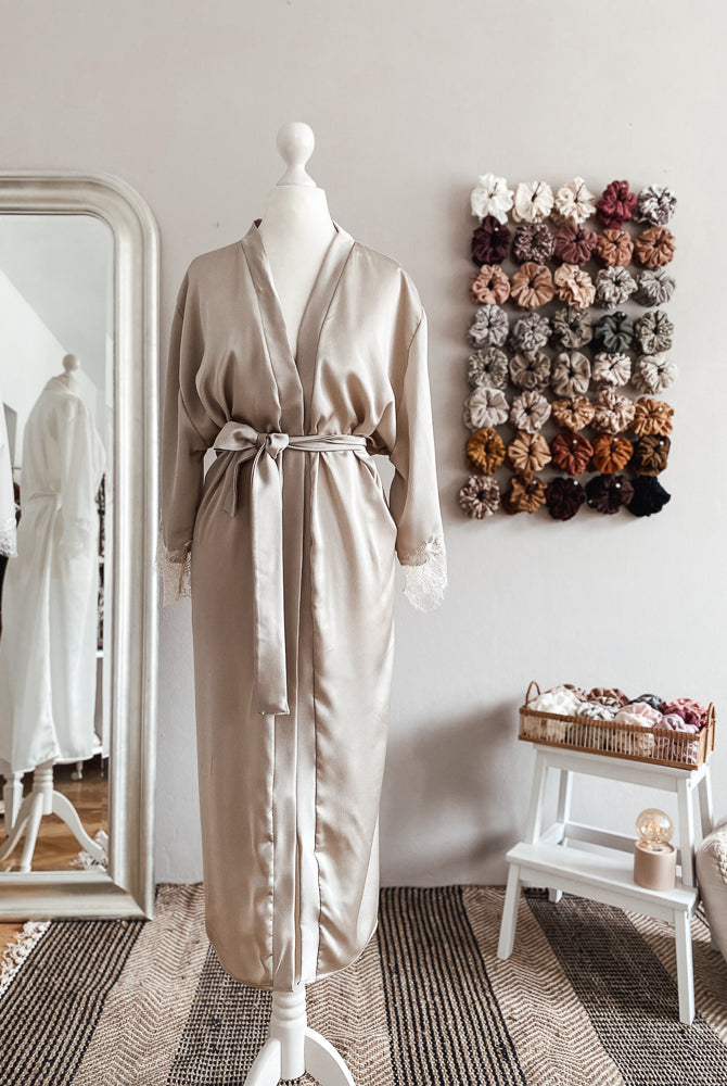 
                      
                        Satin + lace robe / beige
                      
                    