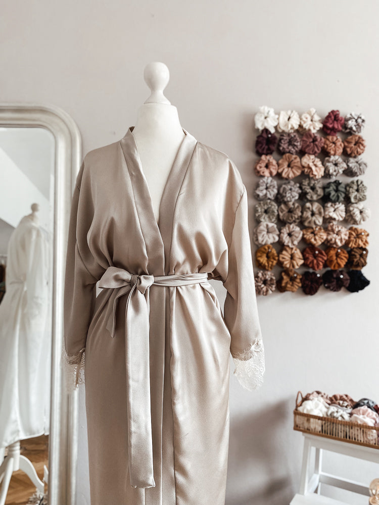 
                      
                        Satin + lace robe / beige
                      
                    