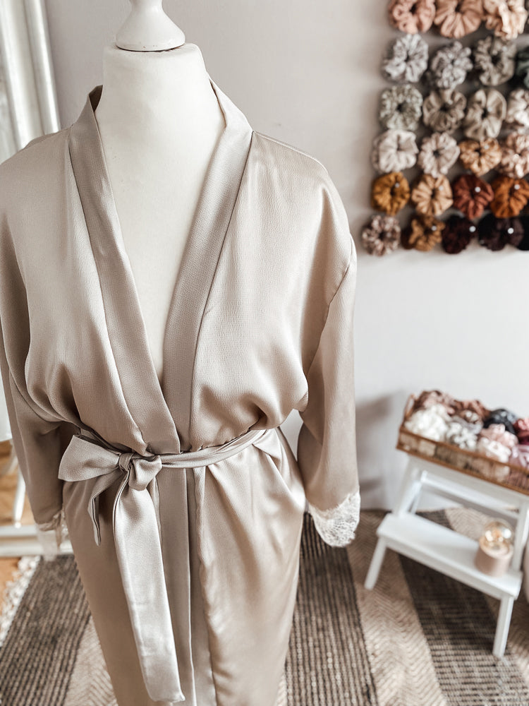 
                      
                        Satin + lace robe / beige
                      
                    