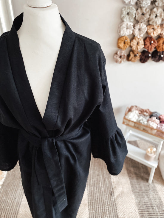 Load image into Gallery viewer, Linen ruffle  robe / black
