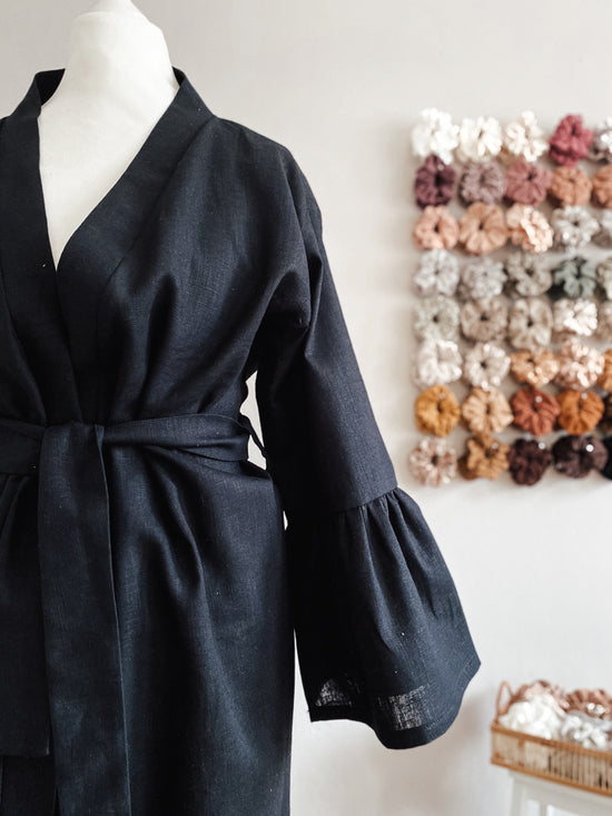 Load image into Gallery viewer, Linen ruffle  robe / black
