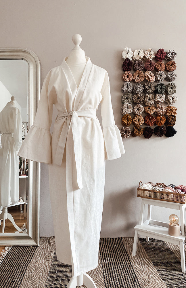 Linen ruffle robe / ivory