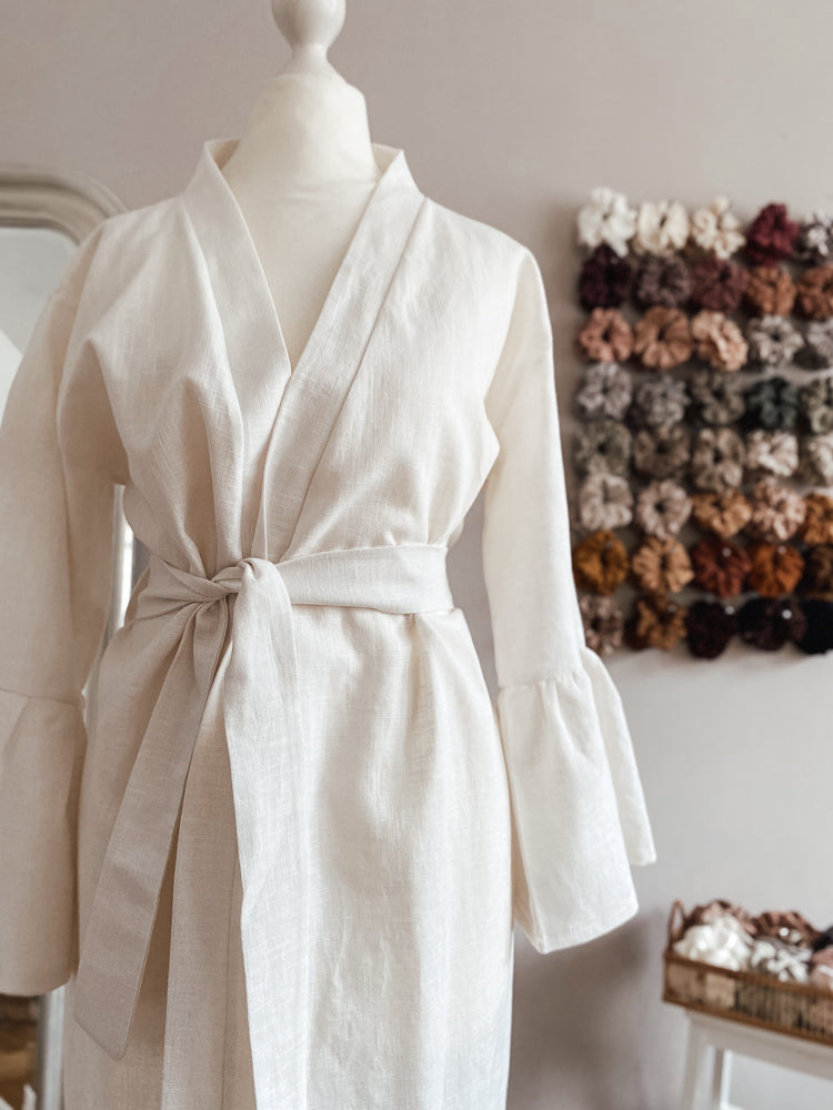 Linen ruffle robe / ivory