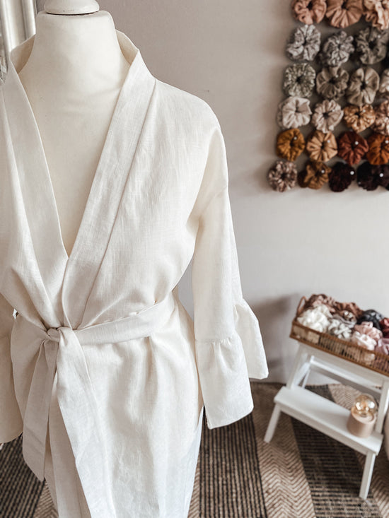 Linen ruffle robe / ivory
