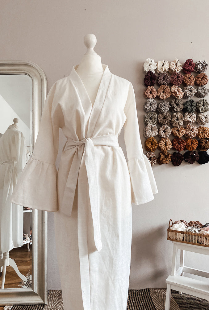 
                      
                        Linen ruffle robe / ivory
                      
                    