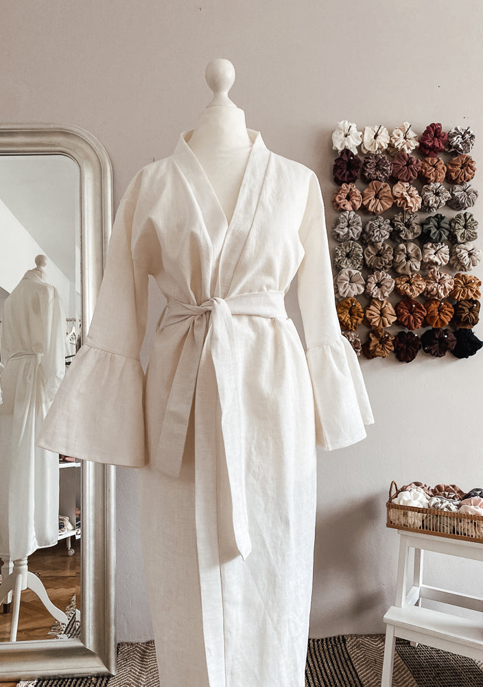 
                      
                        Linen ruffle robe / ivory
                      
                    
