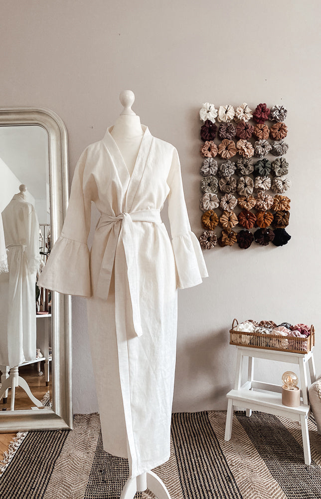 
                      
                        Linen ruffle robe / ivory
                      
                    