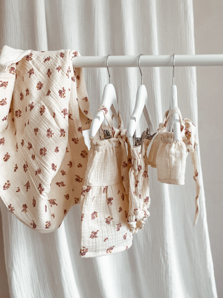 
                      
                        Baby muslin dress / ecru - bouquets
                      
                    