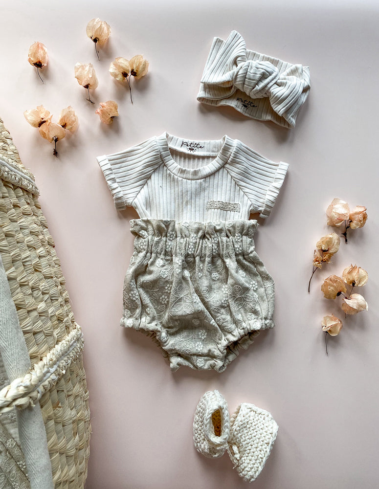 
                      
                        Baby bloomers / embroidered linen flowers
                      
                    