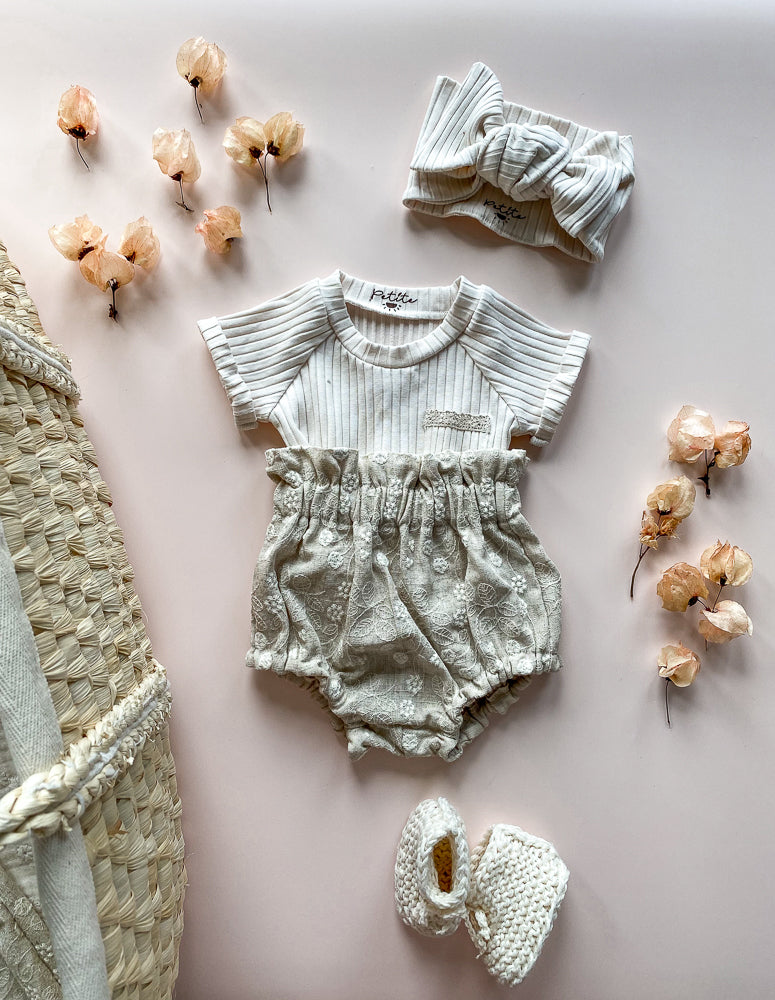 Load image into Gallery viewer, Baby bloomers / embroidered linen flowers
