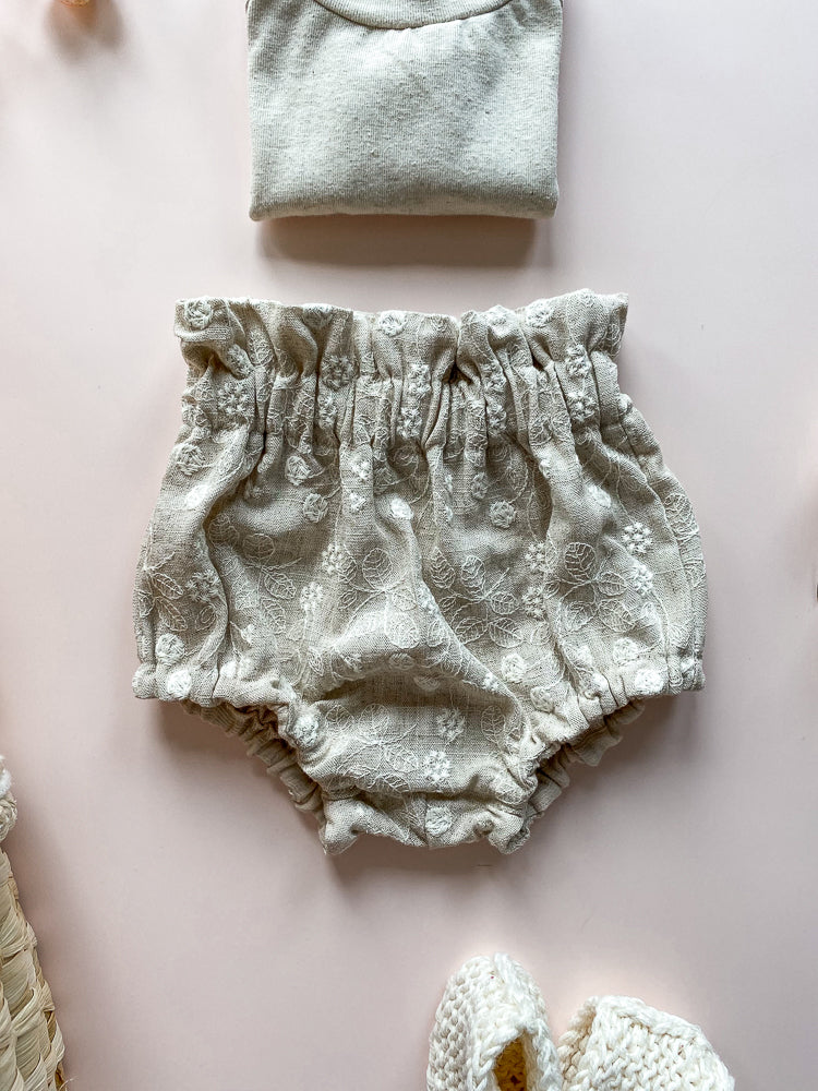 
                      
                        Baby bloomers / embroidered linen flowers
                      
                    