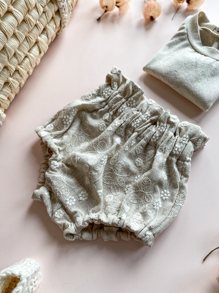 Load image into Gallery viewer, Baby bloomers / embroidered linen flowers
