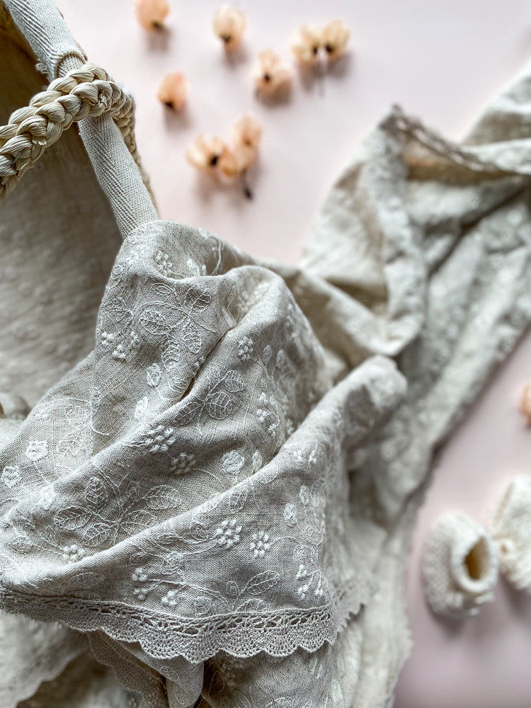 
                      
                        Linen swaddle blanket / embroidered floral
                      
                    