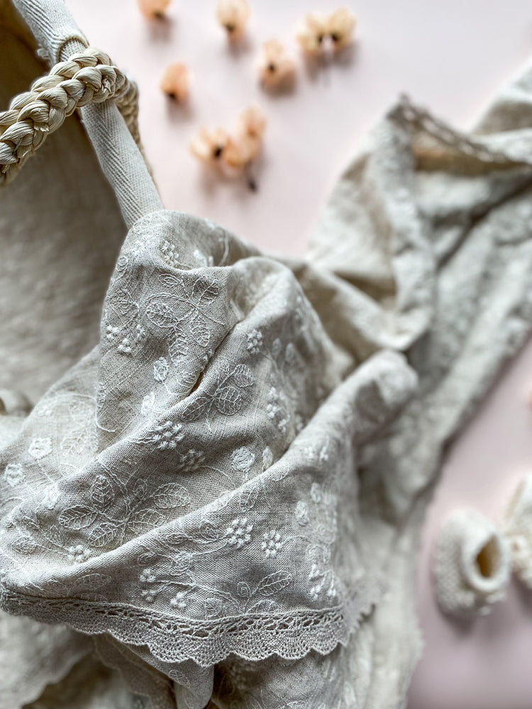 
                      
                        Linen swaddle blanket / embroidered floral
                      
                    