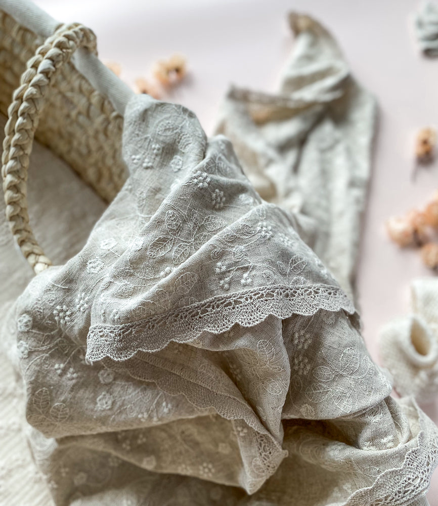 
                      
                        Linen swaddle blanket / embroidered floral
                      
                    