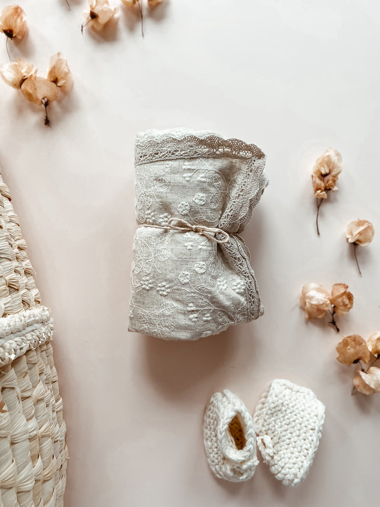 
                      
                        Linen swaddle blanket / embroidered floral
                      
                    