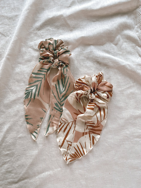 Load image into Gallery viewer, Wide viscose scrunchie + scarf
