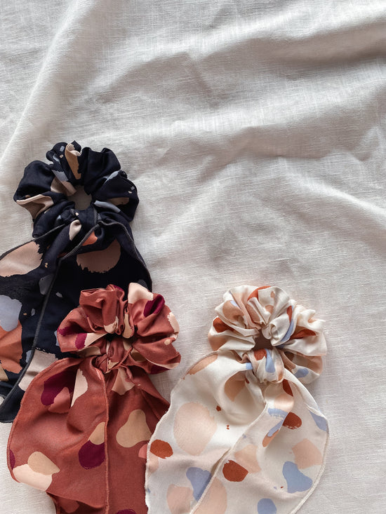 Load image into Gallery viewer, Wide viscose scrunchie + scarf
