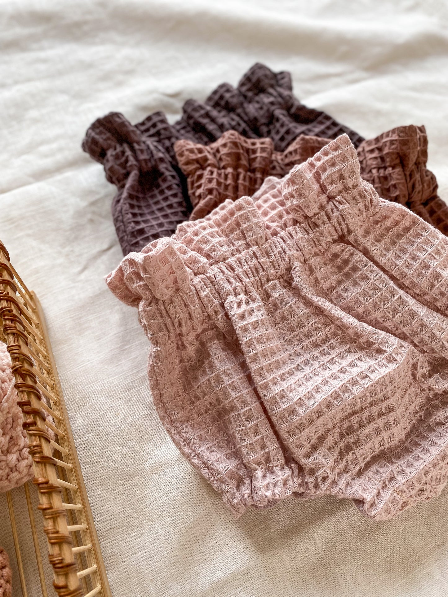 Load image into Gallery viewer, Baby bloomers / waffle
