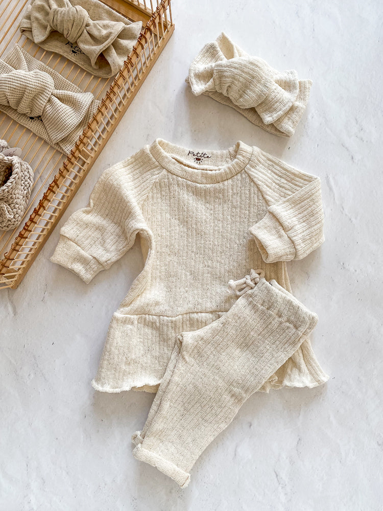 
                      
                        Girls ruffle dress / cotton knit
                      
                    